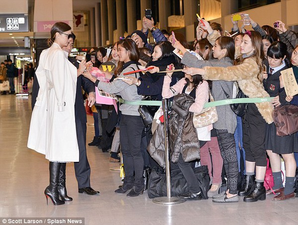 Miranda Kerr cằm ngấn mỡ xuất hiện tại sân bay Nhật 6