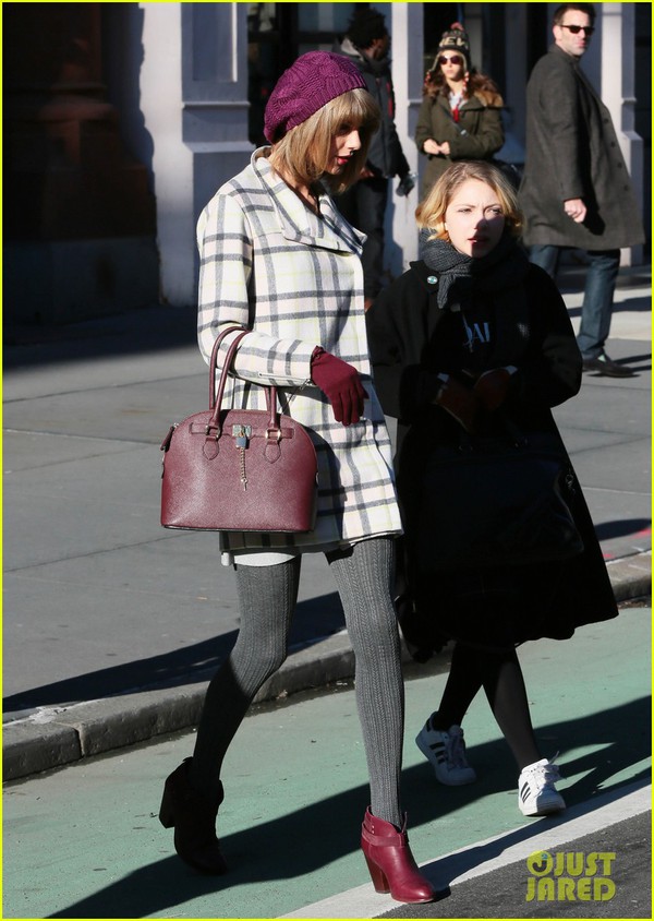 Taylor Swift xinh đẹp dạo phố chuẩn bị đ&oacute;n Gi&aacute;ng sinh 8