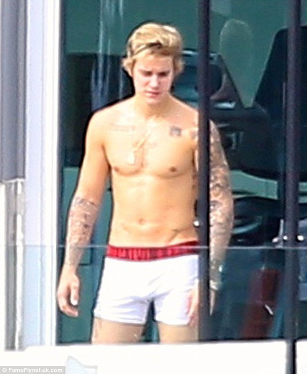 Justin Bieber tự tin khoe cơ bắp lực lưỡng b&ecirc;n bể bơi 1