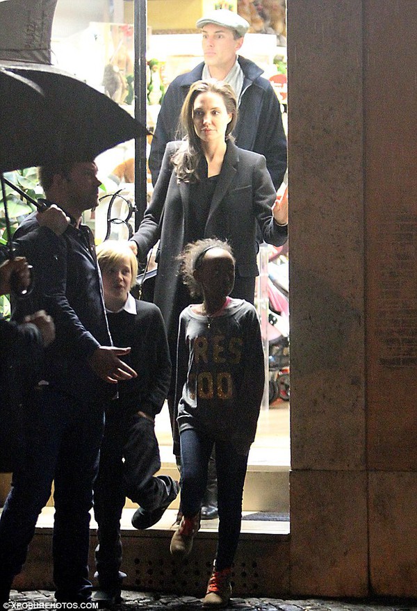 Angelina Jolie xinh đẹp, giản dị dẫn 2 con g&aacute;i đi mua sắm 1