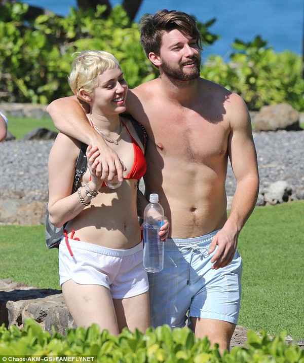 Miley Cyrus diện bikini hạnh phúc sánh đôi bên bạn trai 1