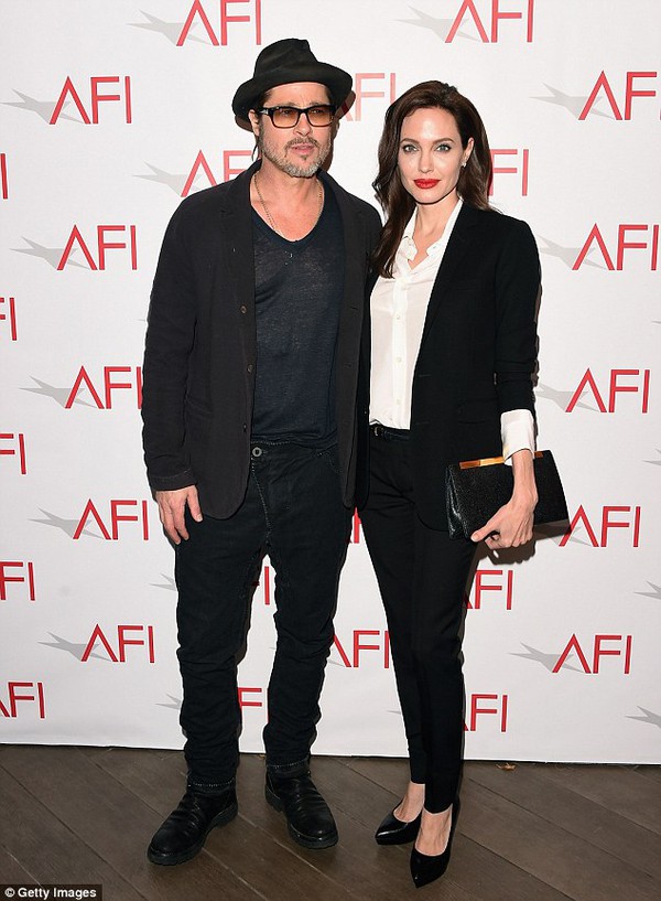 Angelina Jolie đã kết hôn với Brad Pitt trước đám cưới ở Pháp 1