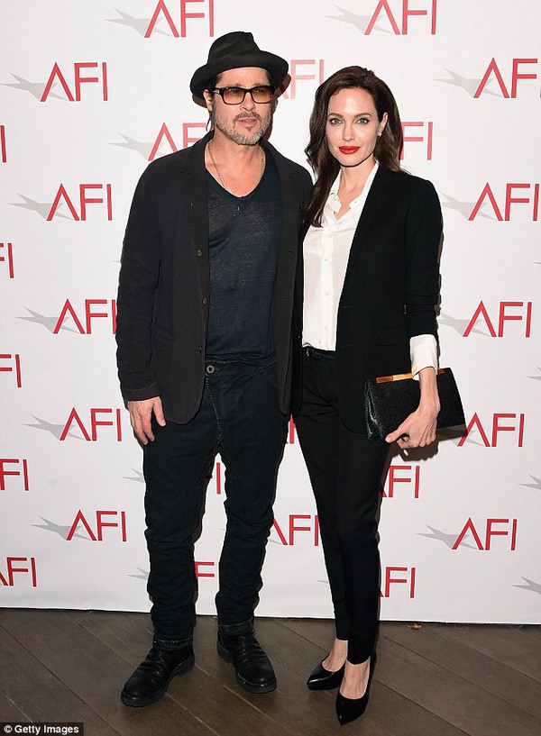 Angelina Jolie đ&atilde; kết h&ocirc;n với Brad Pitt trước đ&aacute;m cưới ở Ph&aacute;p 1