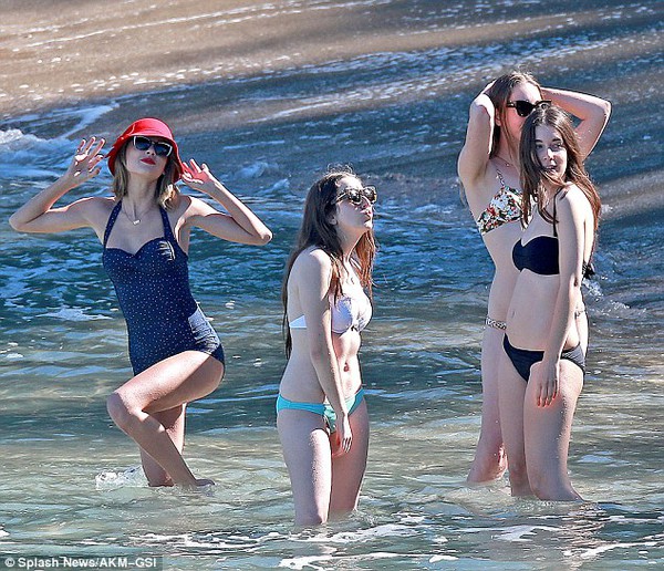 Taylor Swift is cute and funny, confidently showing off her figure with a 9-inch bikini