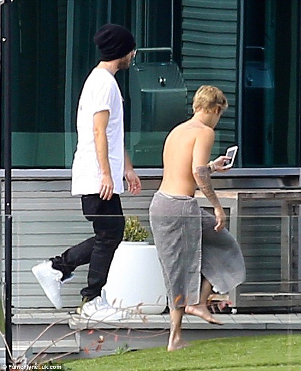 Justin Bieber tự tin khoe cơ bắp lực lưỡng b&ecirc;n bể bơi 8