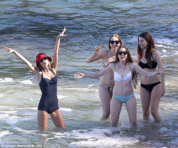 Taylor Swift is cute, confident, showing off her figure with a one-piece bikini 10