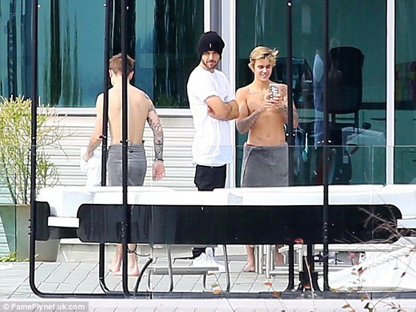 Justin Bieber tự tin khoe cơ bắp lực lưỡng b&ecirc;n bể bơi 9