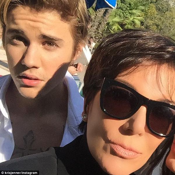 Justin Bieber tự tin khoe cơ bắp lực lưỡng b&ecirc;n bể bơi 10