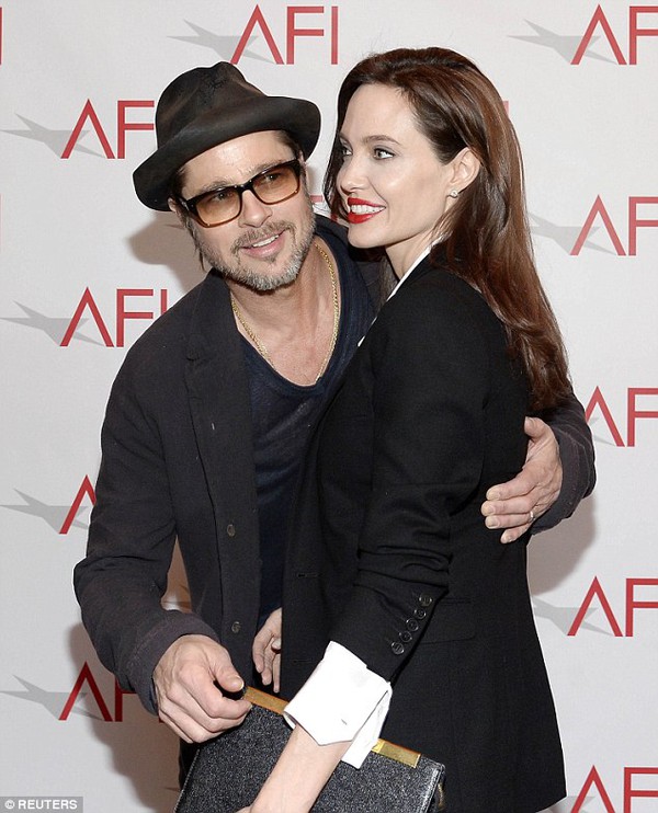 Angelina Jolie đã kết hôn với Brad Pitt trước đám cưới ở Pháp 2