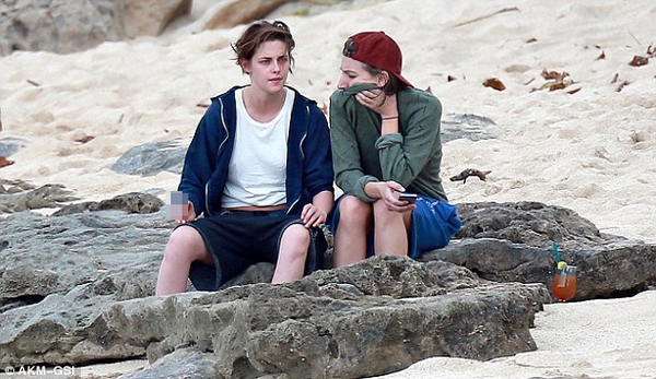 Kristen Stewart bị bắt gặp thân mật với nữ trợ lý trên bãi biển 14