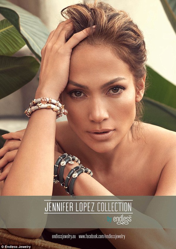 Fan trầm trồ v&igrave; Jennifer Lopez đẹp gợi cảm bất chấp tuổi 45 4