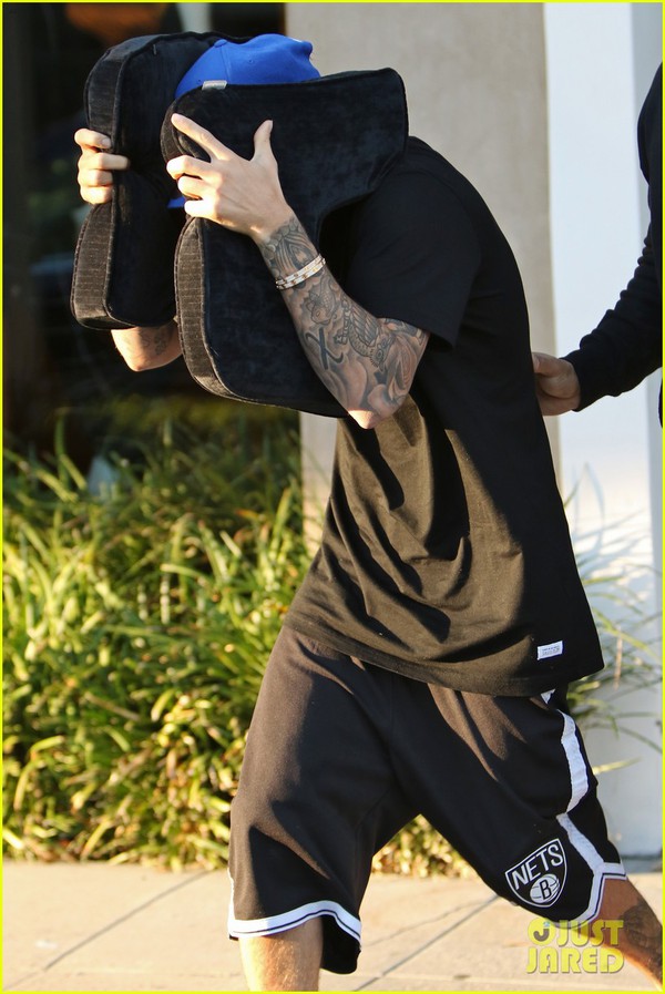 Justin Bieber và muôn kiểu che mặt kỳ quái để tránh paparazzi 3