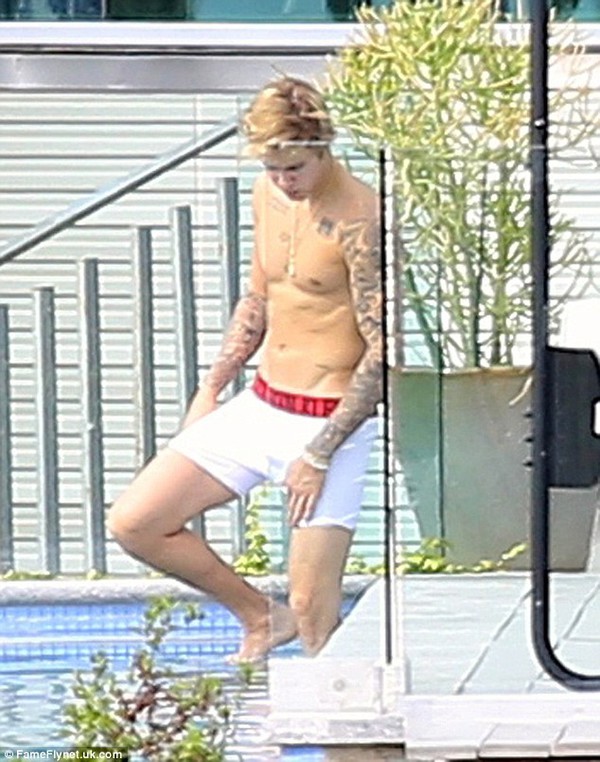 Justin Bieber tự tin khoe cơ bắp lực lưỡng b&ecirc;n bể bơi 2