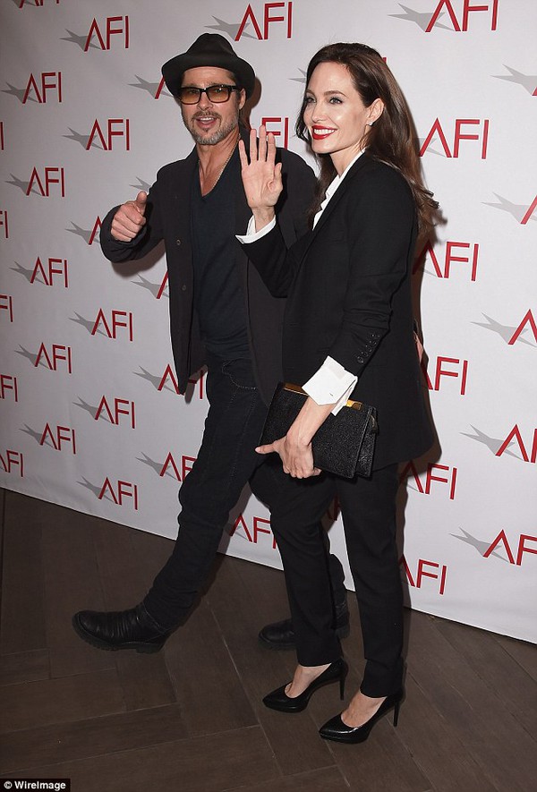 Angelina Jolie đã kết hôn với Brad Pitt trước đám cưới ở Pháp 11