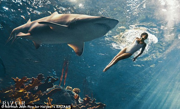 Rihanna táo bạo bơi bên cá mập thật để chụp ảnh tạp chí 1