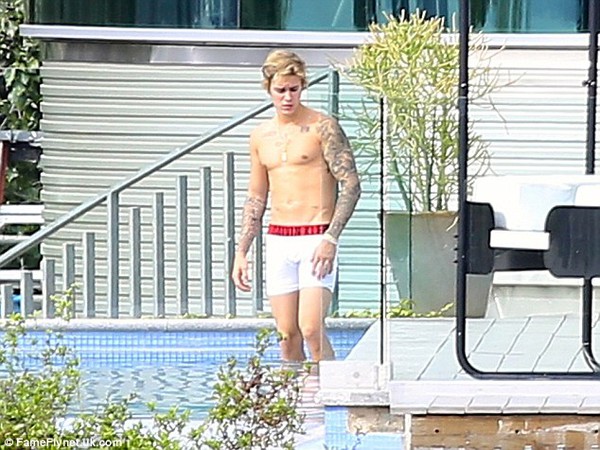 Justin Bieber tự tin khoe cơ bắp lực lưỡng b&ecirc;n bể bơi 3