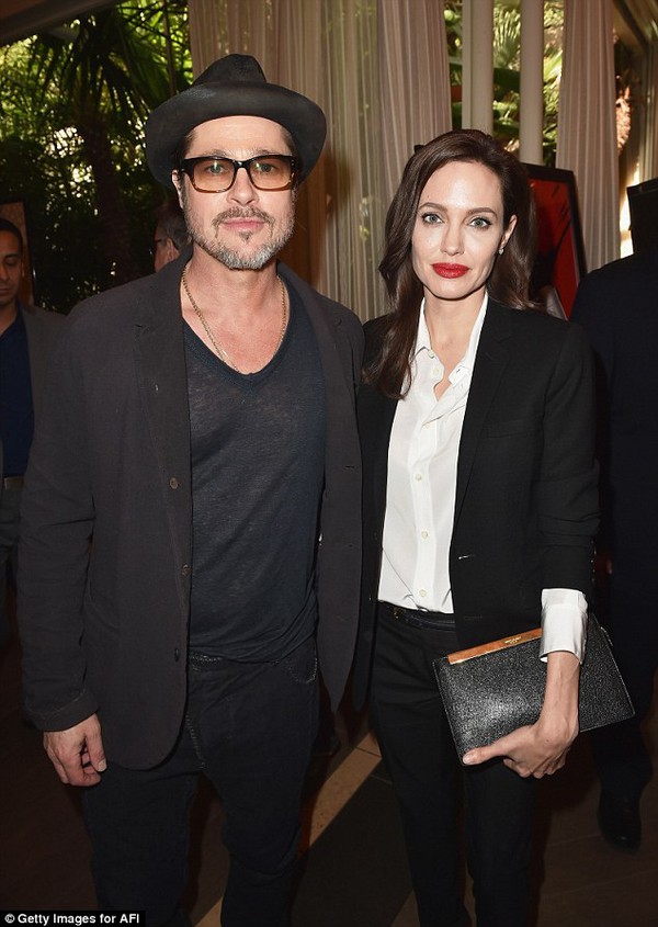 Angelina Jolie đã kết hôn với Brad Pitt trước đám cưới ở Pháp 13