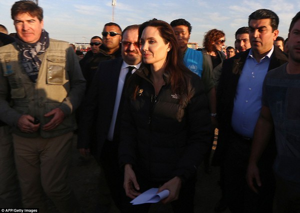 Angelina Jolie mộc mạc, giản dị tham gia hoạt động nhân đạo 5