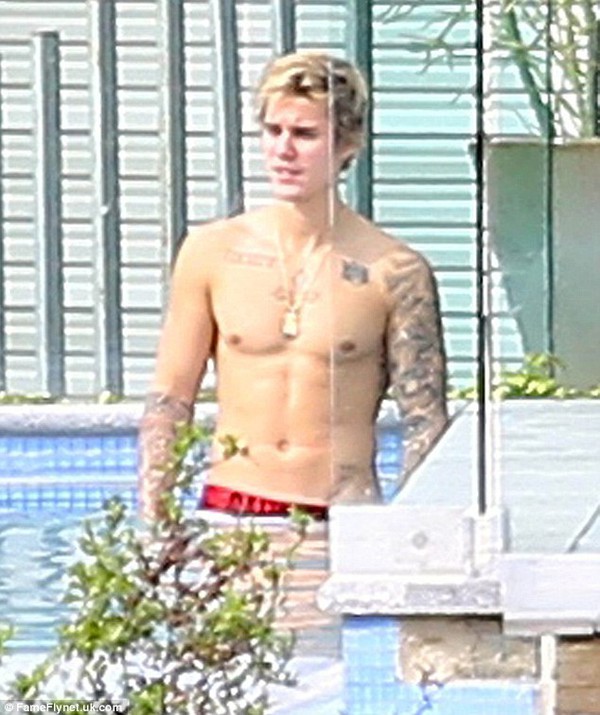 Justin Bieber tự tin khoe cơ bắp lực lưỡng b&ecirc;n bể bơi 4