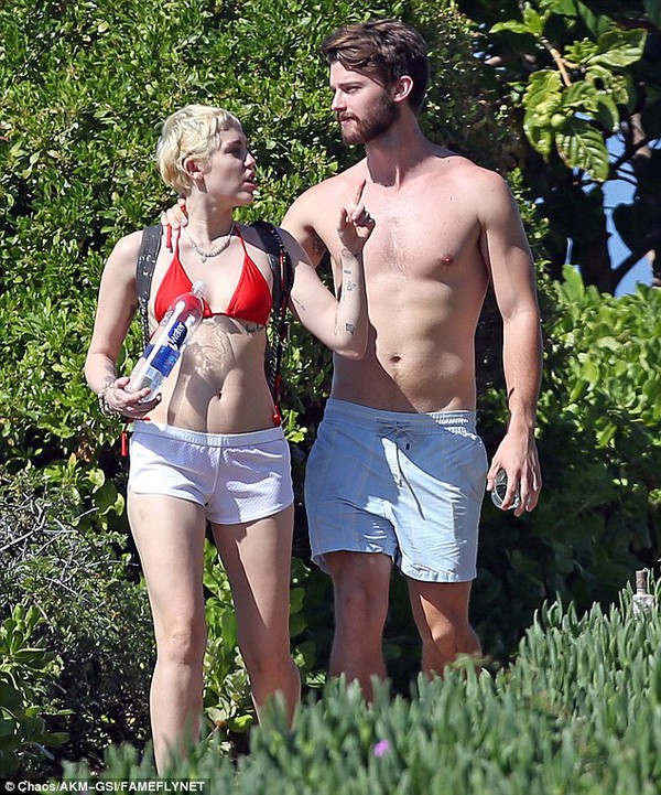 Miley Cyrus diện bikini hạnh phúc sánh đôi bên bạn trai 5