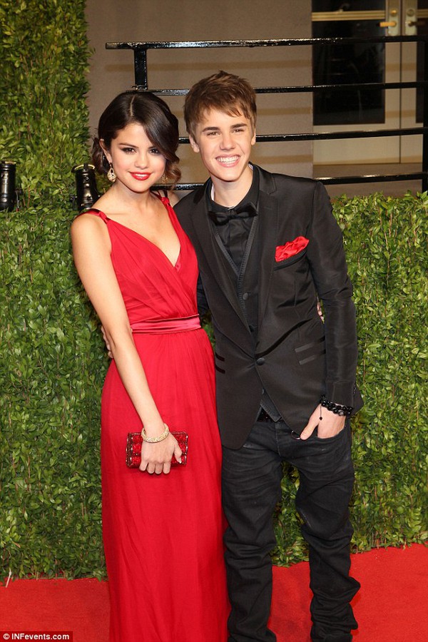 Justin Bieber và Selena Gomez bị bắt gặp đưa nhau về khách sạn 5