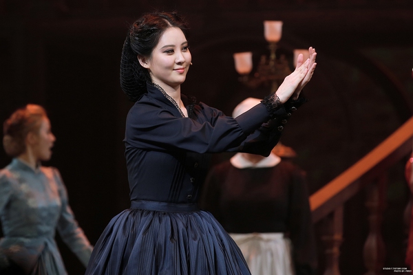 Seohyun (SNSD) lộng lẫy diễn nhạc kịch, Yuri bất ngờ “hồi teen” 5