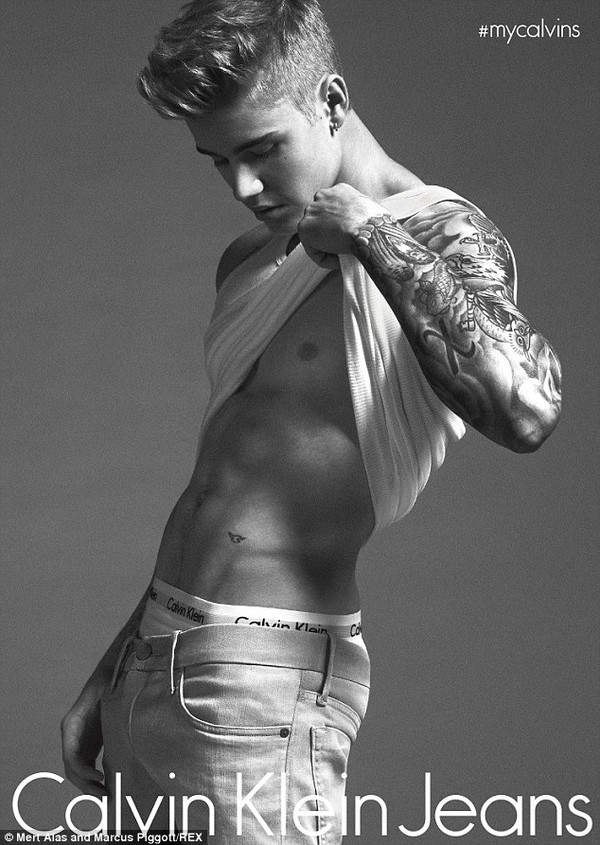 Justin Bieber tự tin khoe cơ bắp lực lưỡng b&ecirc;n bể bơi 5