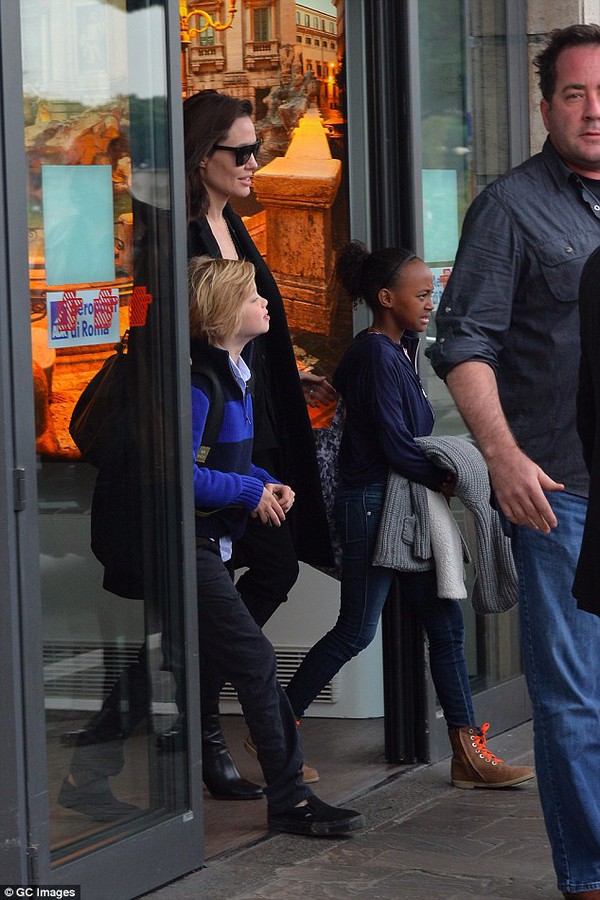 Angelina Jolie xinh đẹp, giản dị dẫn 2 con gái đi mua sắm 6