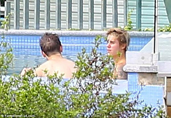 Justin Bieber tự tin khoe cơ bắp lực lưỡng b&ecirc;n bể bơi 6