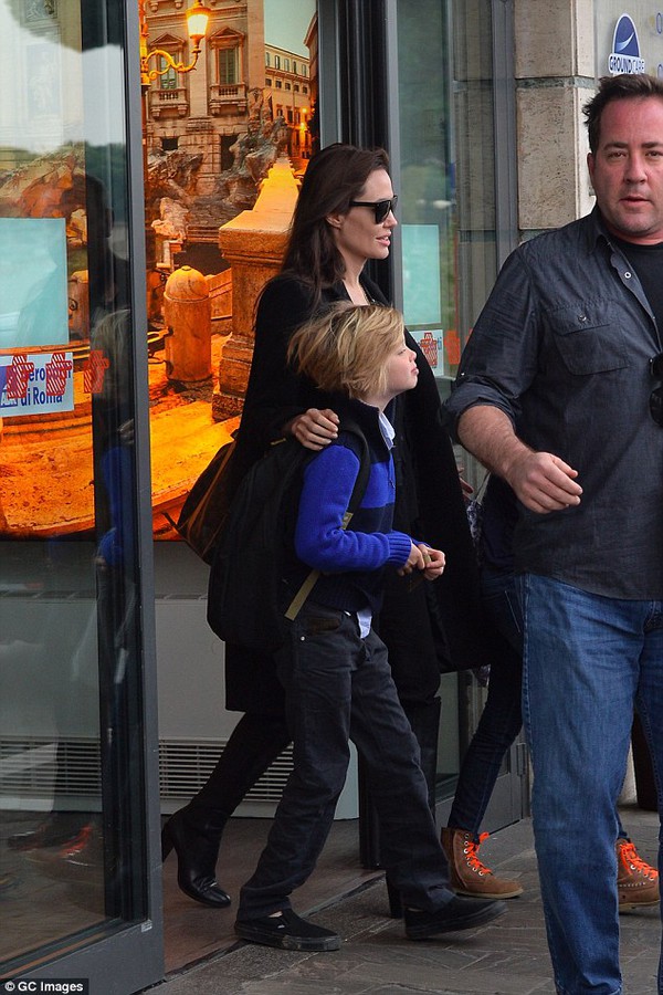Angelina Jolie xinh đẹp, giản dị dẫn 2 con gái đi mua sắm 7