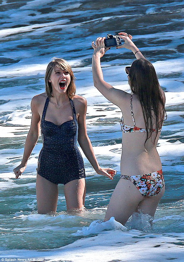 Taylor Swift is cute and funny, confidently showing off her figure with a one-piece bikini 6