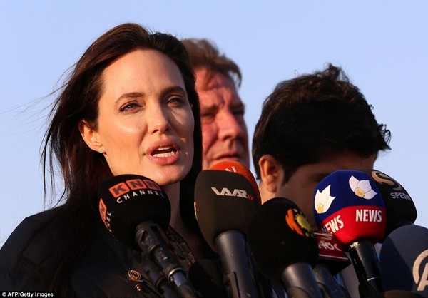 Angelina Jolie mộc mạc, giản dị tham gia hoạt động nhân đạo 7