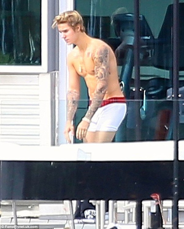 Justin Bieber tự tin khoe cơ bắp lực lưỡng b&ecirc;n bể bơi 7