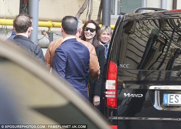 Angelina Jolie xinh đẹp, giản dị dẫn 2 con gái đi mua sắm 9