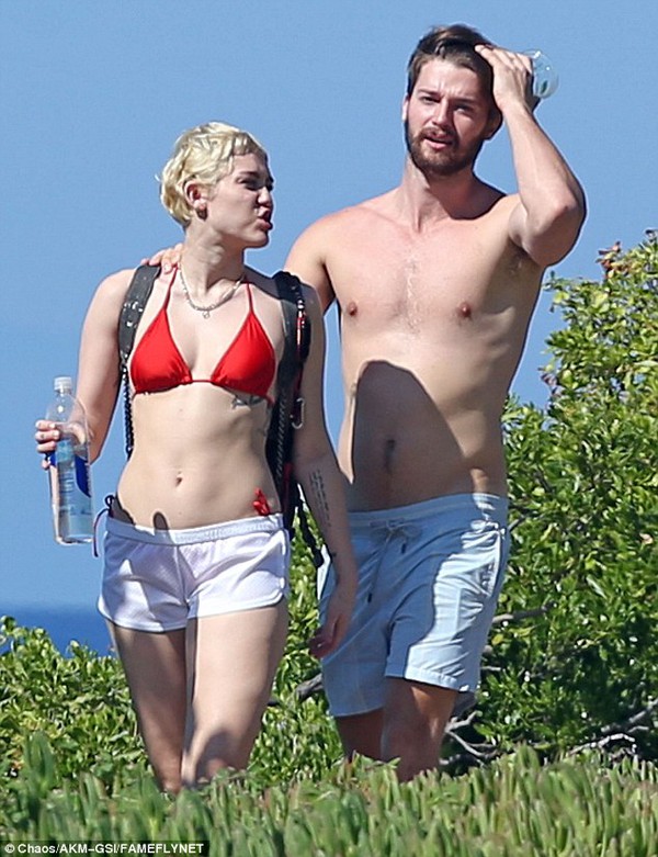 Miley Cyrus diện bikini hạnh phúc sánh đôi bên bạn trai 9