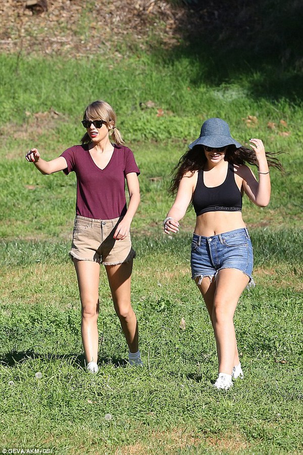 Taylor Swift diện v&aacute;y trắng, c&agrave;i băng đ&ocirc; xinh đẹp như c&ocirc;ng ch&uacute;a 11