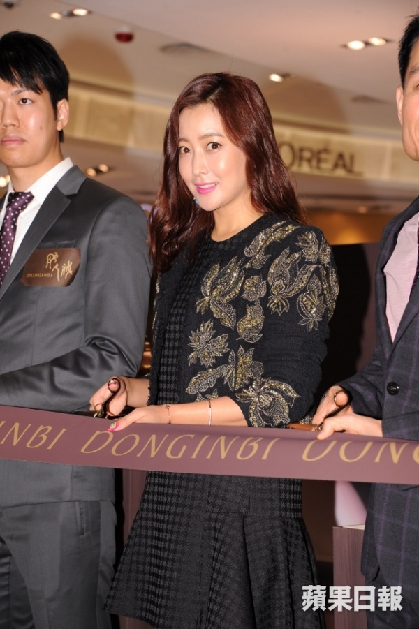 "Biểu tượng nhan sắc" Kim Hee Sun bị nghi tiêm botox vì mặt đơ 9