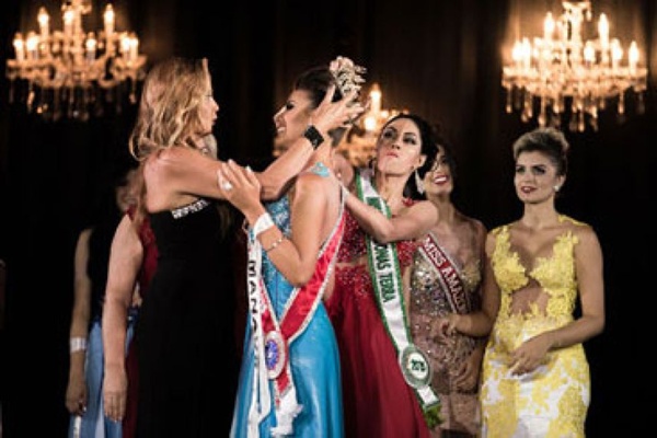 Những sự cố "khó đỡ" trong khoảnh khắc đăng quang của Hoa hậu 2