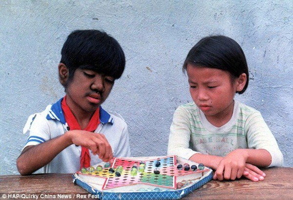 Trung Quốc:  &ldquo;Người đ&agrave;n &ocirc;ng l&ocirc;ng l&aacute;&rdquo; đ&atilde; lấy được vợ trẻ 2