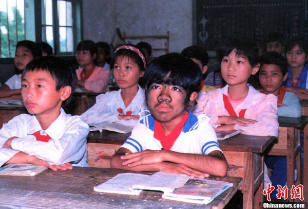 Trung Quốc:  &ldquo;Người đ&agrave;n &ocirc;ng l&ocirc;ng l&aacute;&rdquo; đ&atilde; lấy được vợ trẻ 3