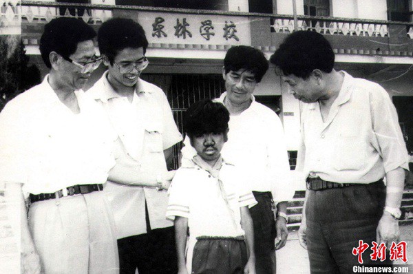 Trung Quốc:  &ldquo;Người đ&agrave;n &ocirc;ng l&ocirc;ng l&aacute;&rdquo; đ&atilde; lấy được vợ trẻ 5