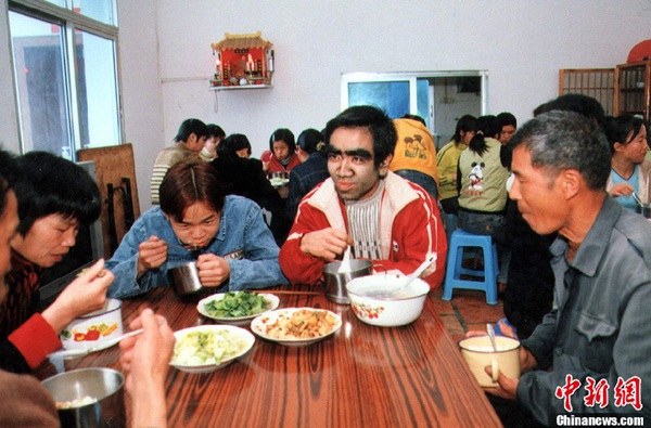 Trung Quốc:  &ldquo;Người đ&agrave;n &ocirc;ng l&ocirc;ng l&aacute;&rdquo; đ&atilde; lấy được vợ trẻ 7