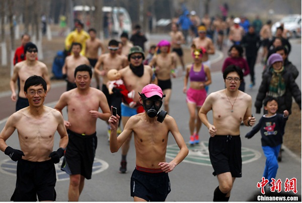 Trung Quốc: Cuộc thi chạy “trần như nhộng” trong giá rét 1
