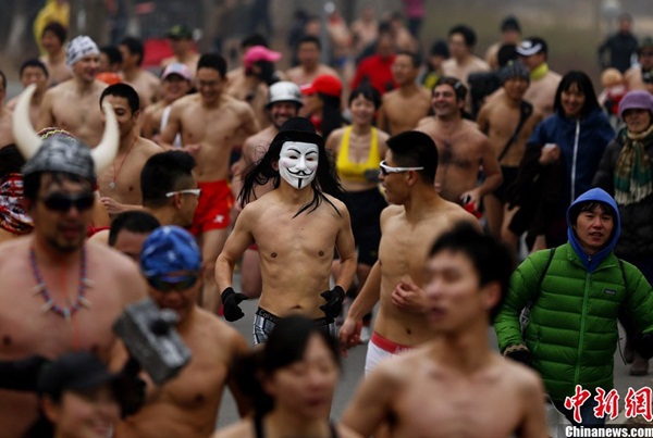 Trung Quốc: Cuộc thi chạy “trần như nhộng” trong giá rét 2