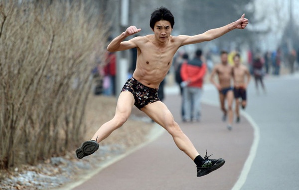 Trung Quốc: Cuộc thi chạy “trần như nhộng” trong giá rét 6