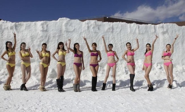 Trung Quốc: Người đẹp bikini trượt băng giữa trời băng tuyết 1