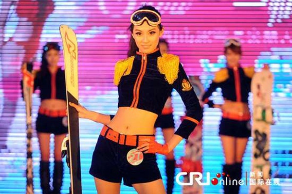 Trung Quốc: Người đẹp bikini trượt băng giữa trời băng tuyết 5