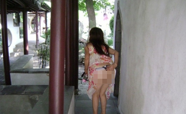 Trung Quốc: Ph&aacute;t hoảng với c&ocirc; n&agrave;ng th&iacute;ch khoe... quần l&oacute;t 1