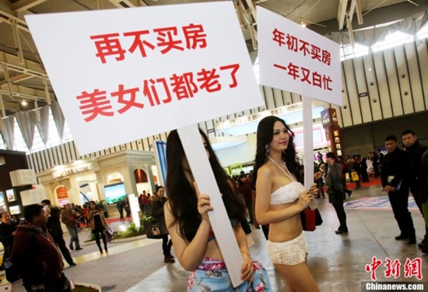 Người đẹp mặc bikini, căng khẩu hiệu "giật g&acirc;n" quảng c&aacute;o nh&agrave; đất 2
