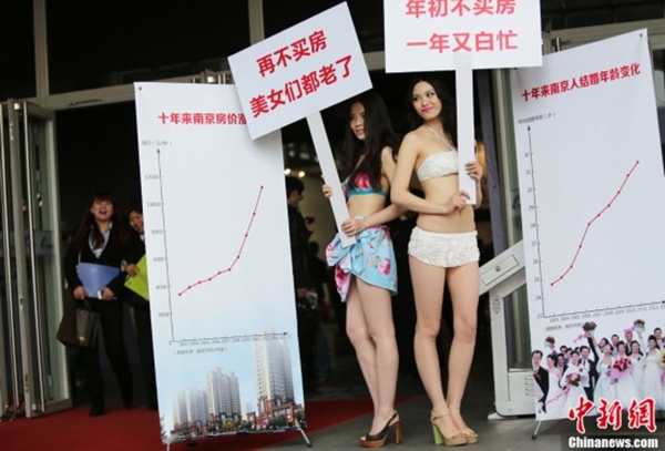 Người đẹp mặc bikini, căng khẩu hiệu "giật g&acirc;n" quảng c&aacute;o nh&agrave; đất 4